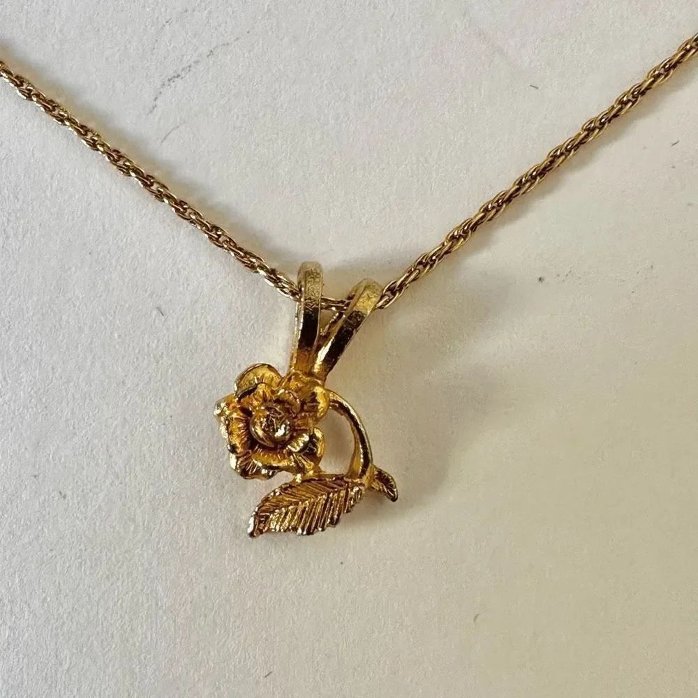 Trifari vintage gold tone flower pendant.necklace